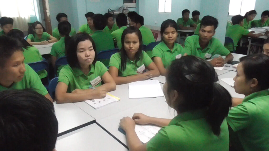 ミャンマー JAC 日本高度技能人材専門学校の自習風景　会話練習